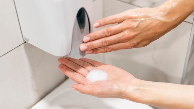 Persona lavarsi le mani con sapone