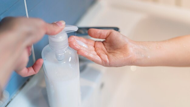 Persona lavarsi le mani con sapone