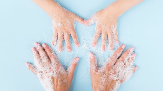 Persona lavarsi le mani con sapone