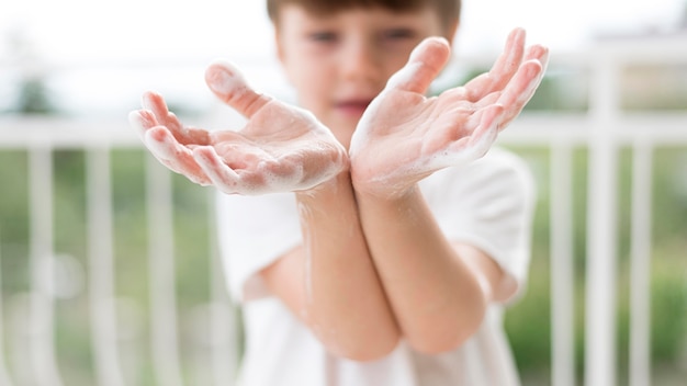 Persona lavarsi le mani con sapone