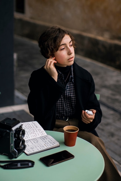 Persona non binaria che gode di un caffè