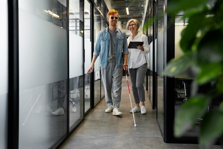 Foto gratuito persona non vedente che lavora in un lavoro d'ufficio inclusivo