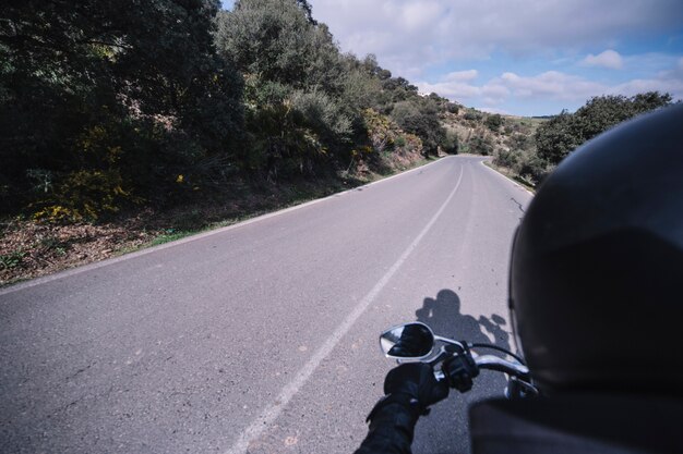 Persona su moto in campagna