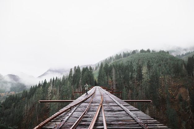 Persona sul ponte della ferrovia