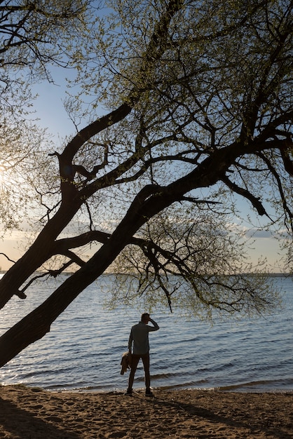 Persona triste e contemplativa vicino al lago