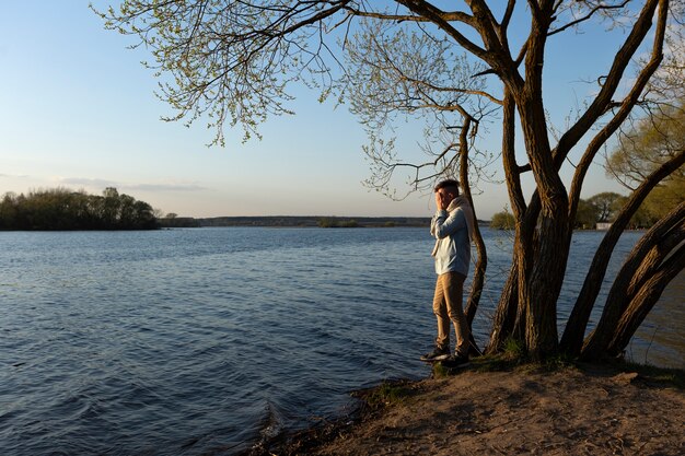 Persona triste e contemplativa vicino al lago