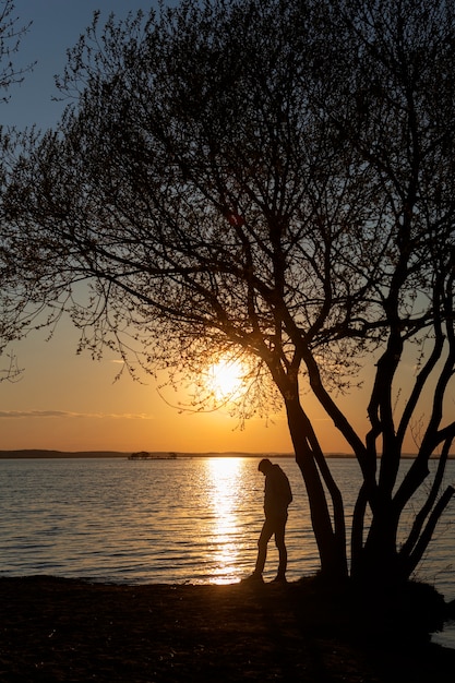 Persona triste e contemplativa vicino al lago