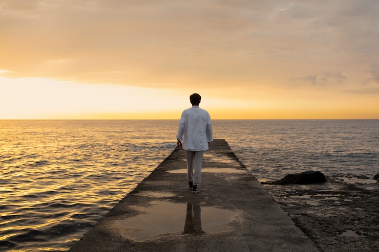 Foto gratuito persona triste vicino al mare