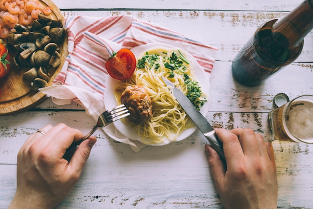 Persona vista dall&#39;alto con piatto di pasta