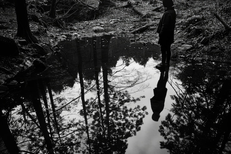 Foto gratuito personaggio misterioso nella foresta