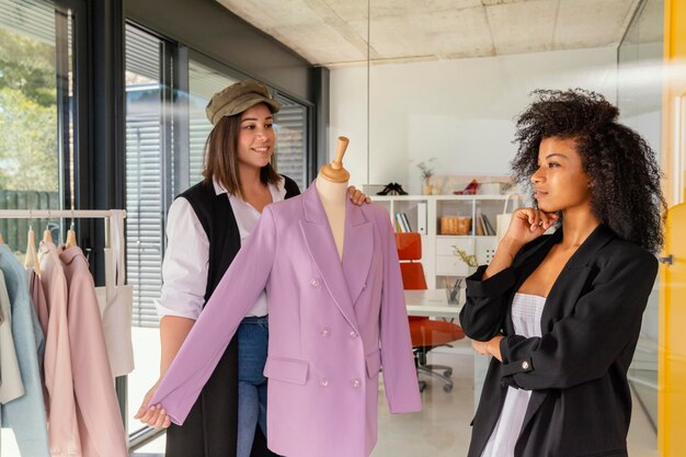 Personal shopper in ufficio con il cliente