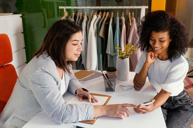 Personal shopper in ufficio con il cliente