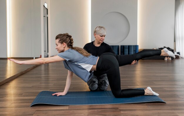 Personal trainer femminile che aiuta il suo cliente a lungo termine