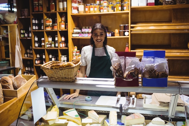 Personale femminile che sta al contatore del formaggio