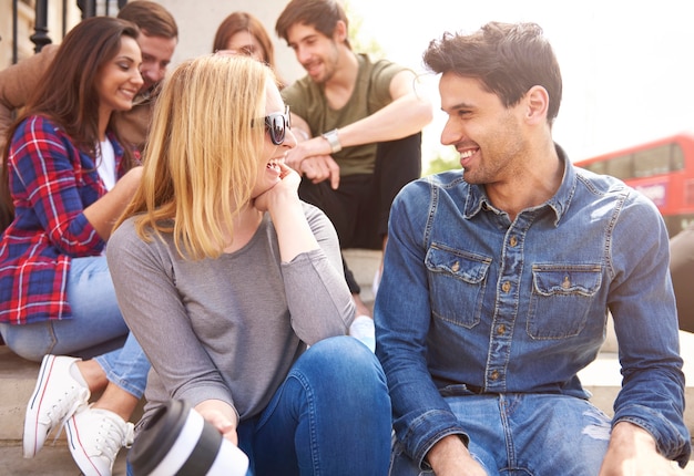 Persone a Londra che hanno una pausa sui gradini