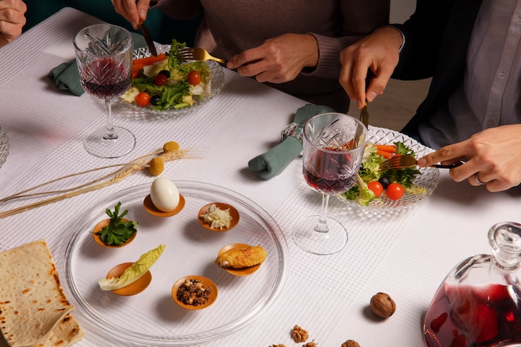 Foto gratuito persone a tavola che si godono una festa per il primo giorno del seder pasquale