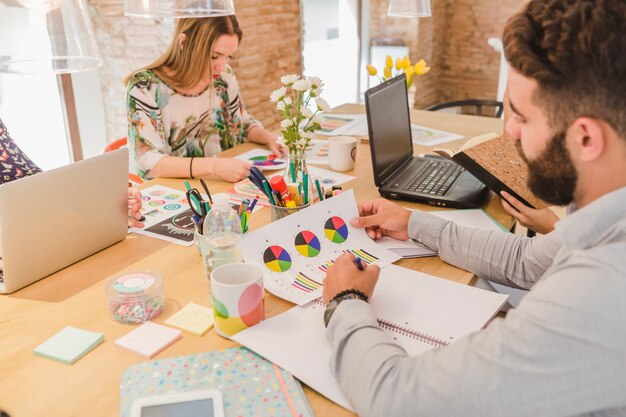 Persone a tavola in ufficio di lavoro