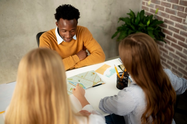 Persone a tiro medio che controllano la mappa