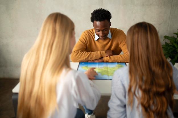 Persone a tiro medio che guardano la mappa