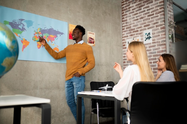 Persone a tiro medio che guardano la mappa