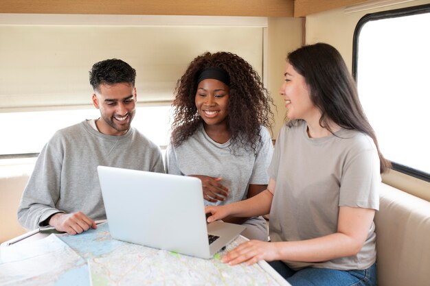 Persone a tiro medio con laptop in camper