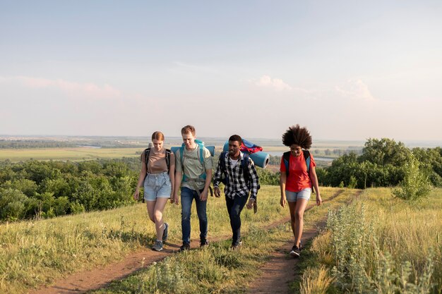 Persone a tutto campo che camminano insieme