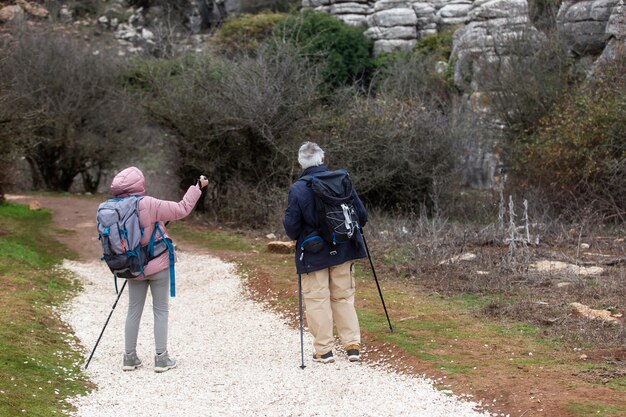 Persone a tutto campo che fanno escursioni con gli zaini