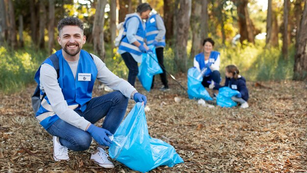 Persone a tutto campo che lavorano insieme