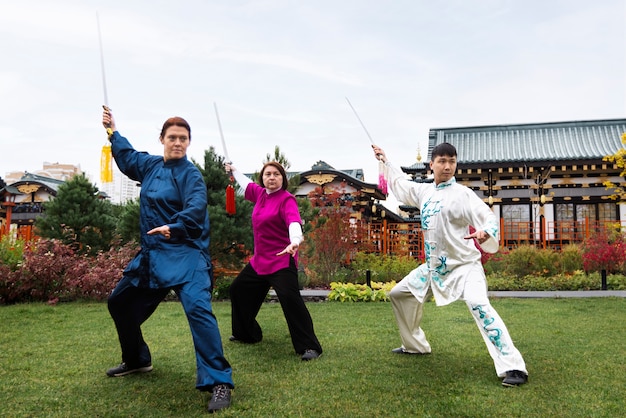 Persone a tutto campo che praticano il tai chi