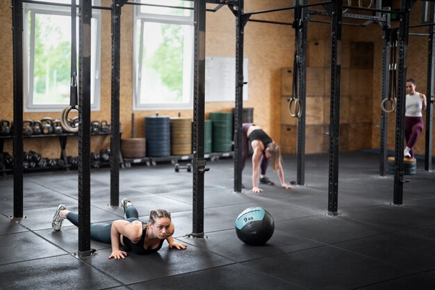 Persone a tutto campo che si allenano in palestra