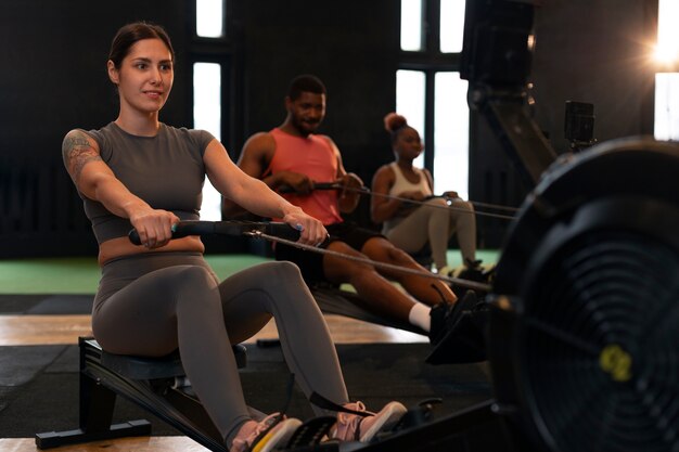 Persone a tutto campo che si allenano insieme in palestra