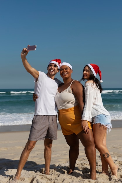 Persone a tutto campo che si fanno selfie