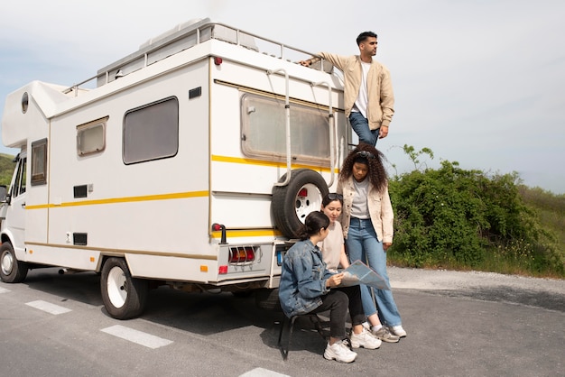 Persone a tutto campo che viaggiano insieme