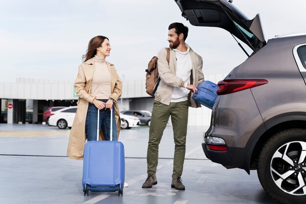 Persone a tutto campo che viaggiano insieme