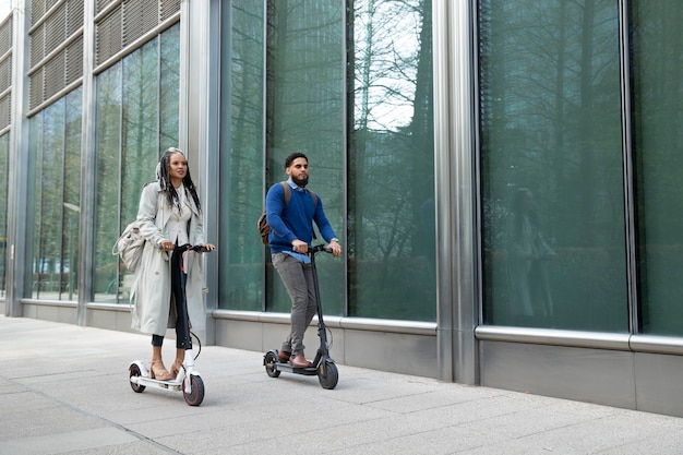 Persone a tutto campo con scooter elettrici all'aperto