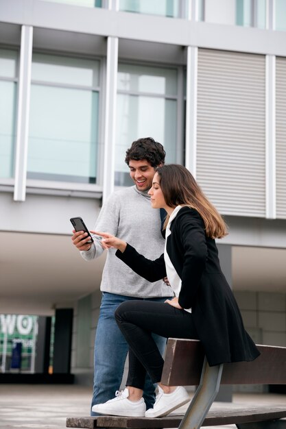 Persone a tutto campo con smartphone