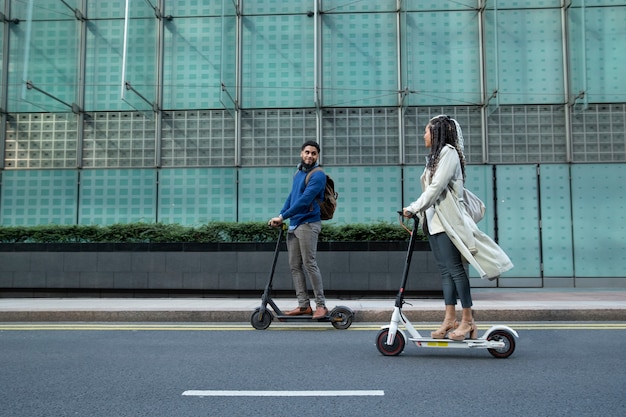 Persone a tutto campo con trasporto elettrico