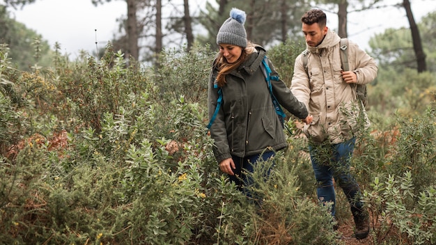 Persone a tutto campo con vegetazione