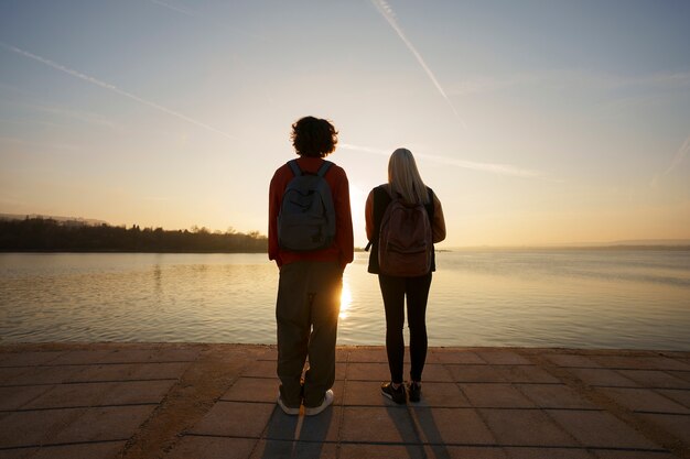 Persone a tutto campo in posa al tramonto