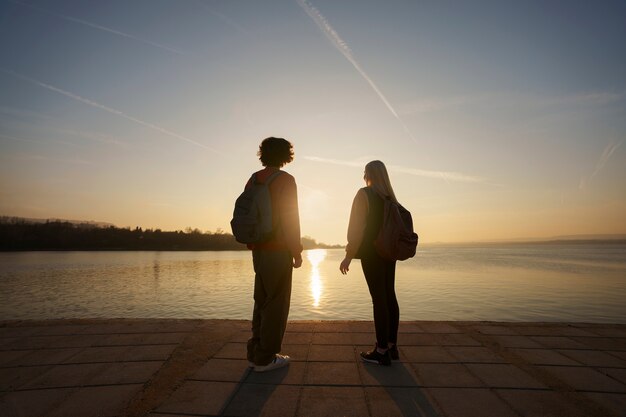 Persone a tutto campo in posa al tramonto