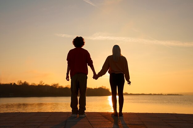 Persone a tutto campo in posa al tramonto