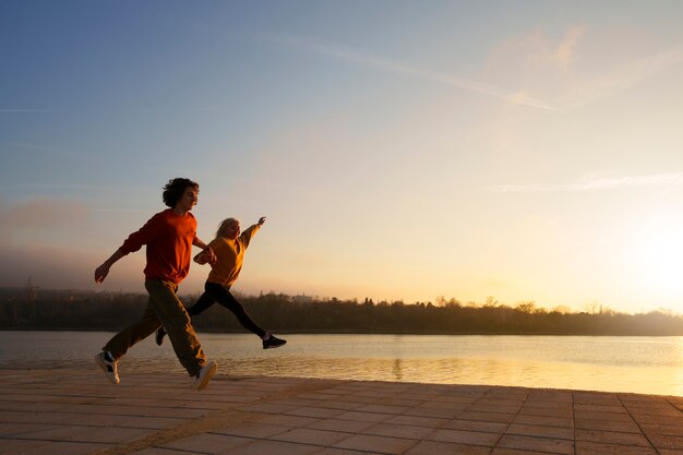 Persone a tutto campo in posa al tramonto