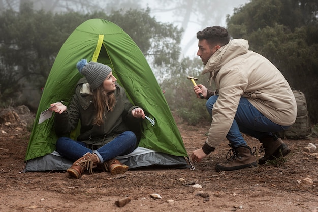 Persone a tutto campo nella foresta con tenda