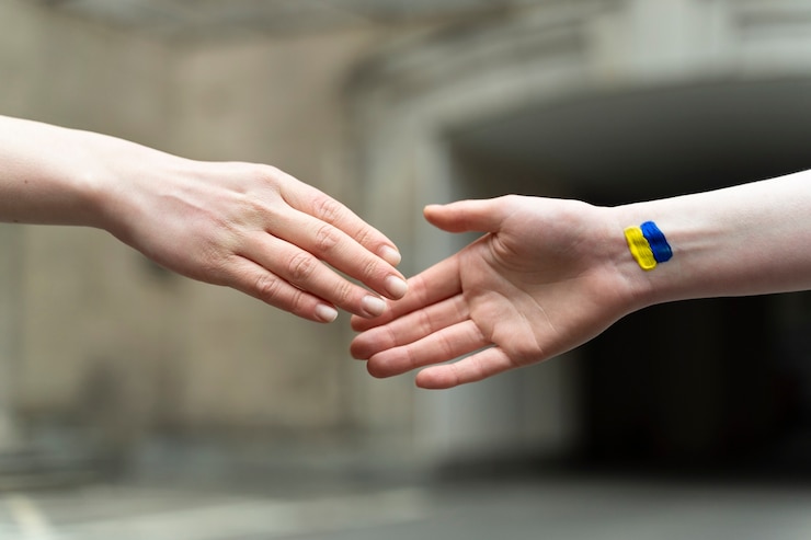 Foto gratuito persone ad alto angolo che si tengono per mano