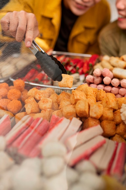 Persone ad alto angolo con cibo delizioso