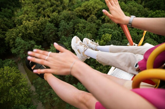 Persone ad alto angolo sulla ruota panoramica