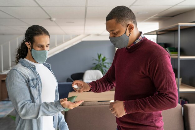 Persone al lavoro che indossano maschere mediche