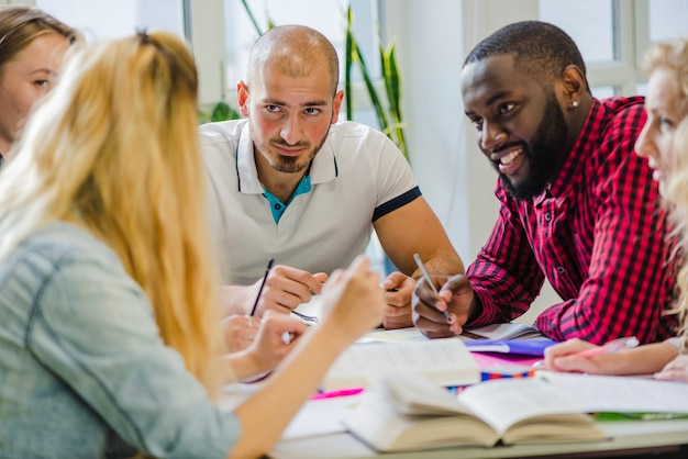 Persone al tavolo a studiare e condividere idee