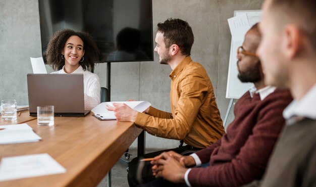 Persone al tavolo in ufficio durante una riunione