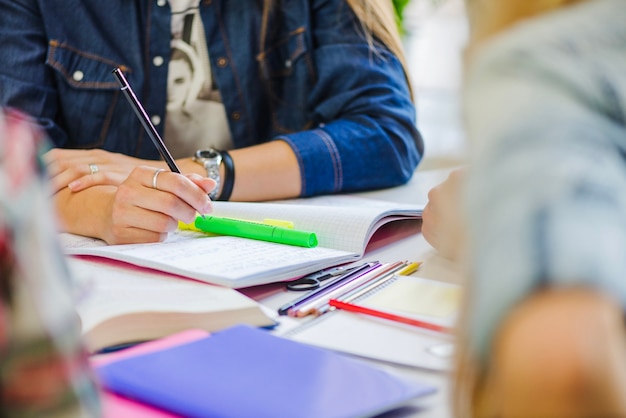 Persone anonime che studiano insieme